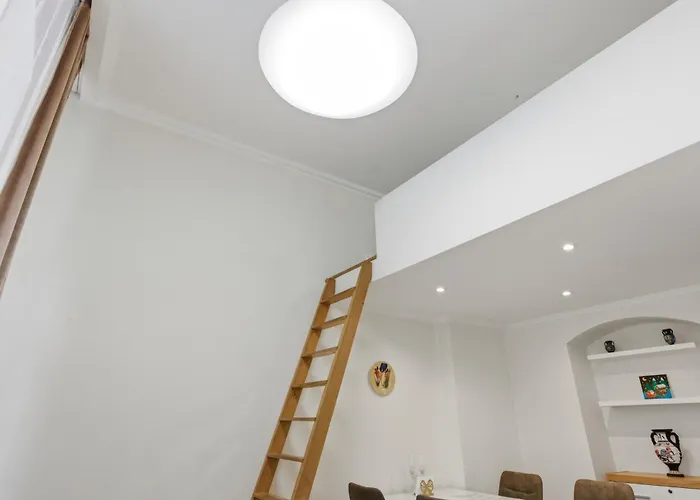 Victoria Family * קרלובי וארי